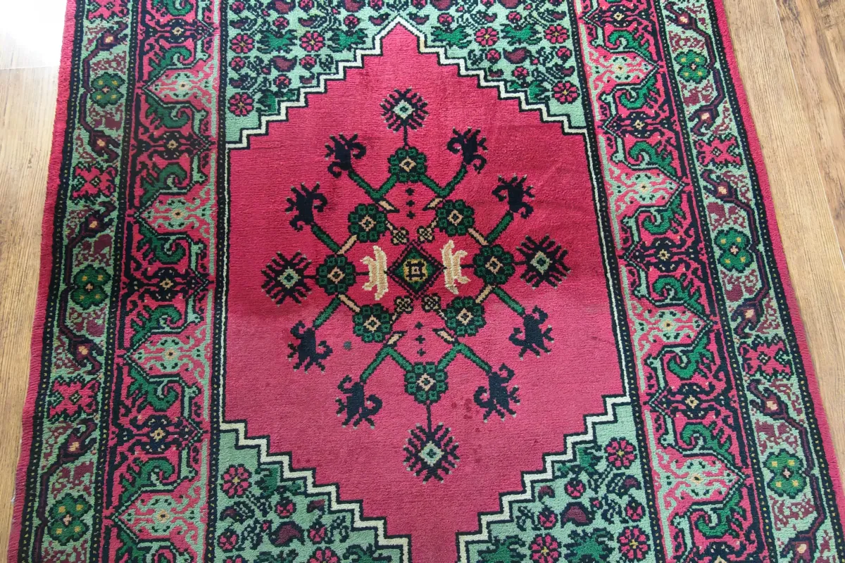 Moquette restaurée — couleurs ravivées, fibres régénérées, allergènes éliminés.